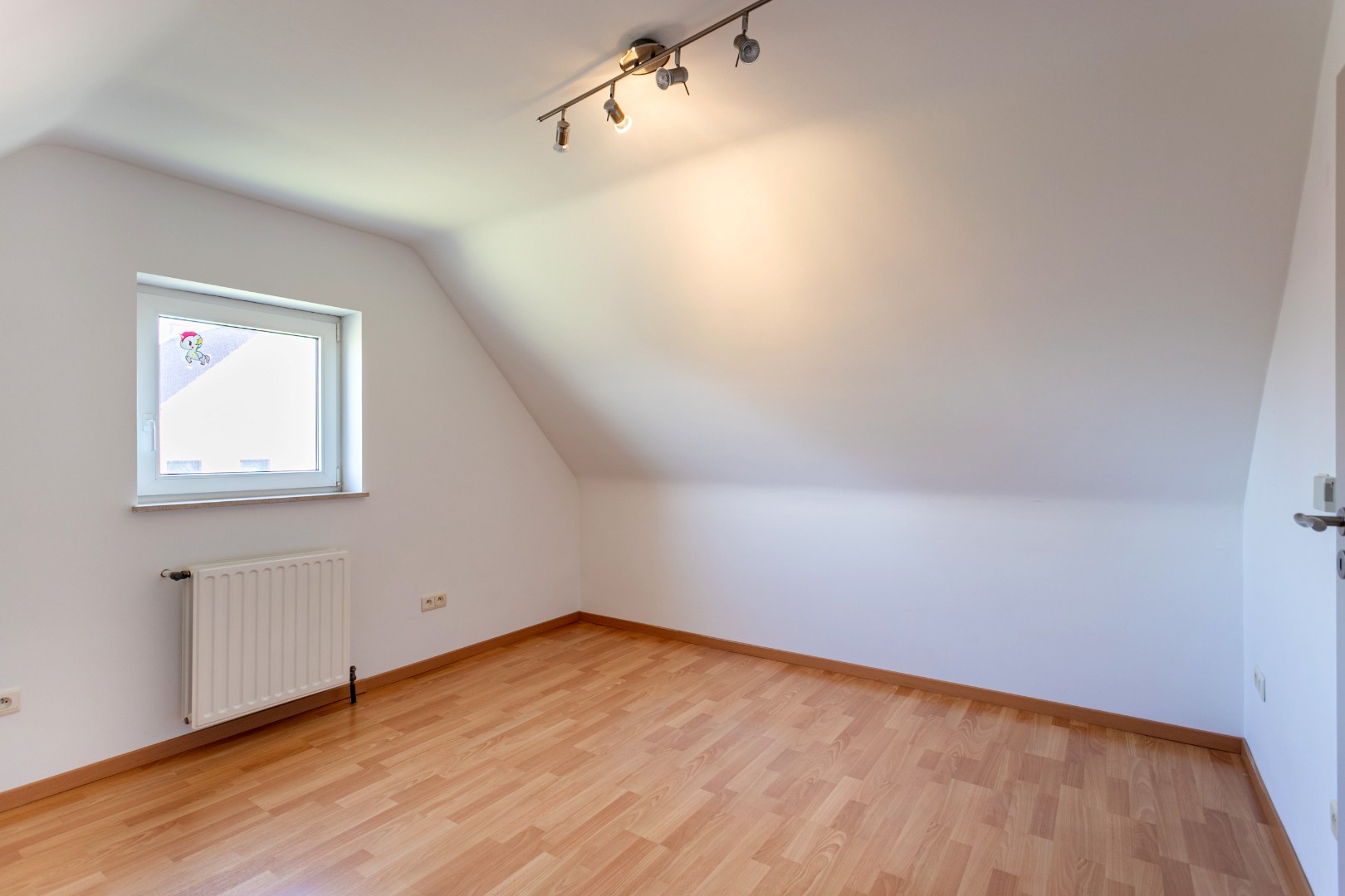 Vrijstaande woning met 4 slpks &amp; ruime tuin 