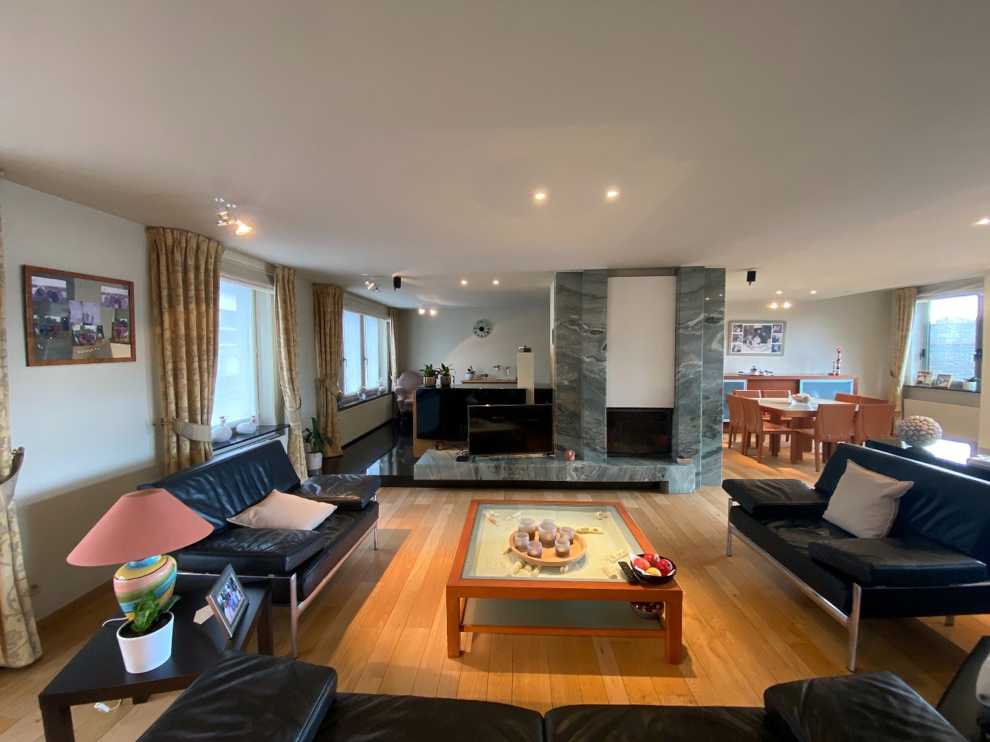 Multifunctioneel handelspand met luxueuze woonst op centrumligging in Sint-Eloois-Vijve! 