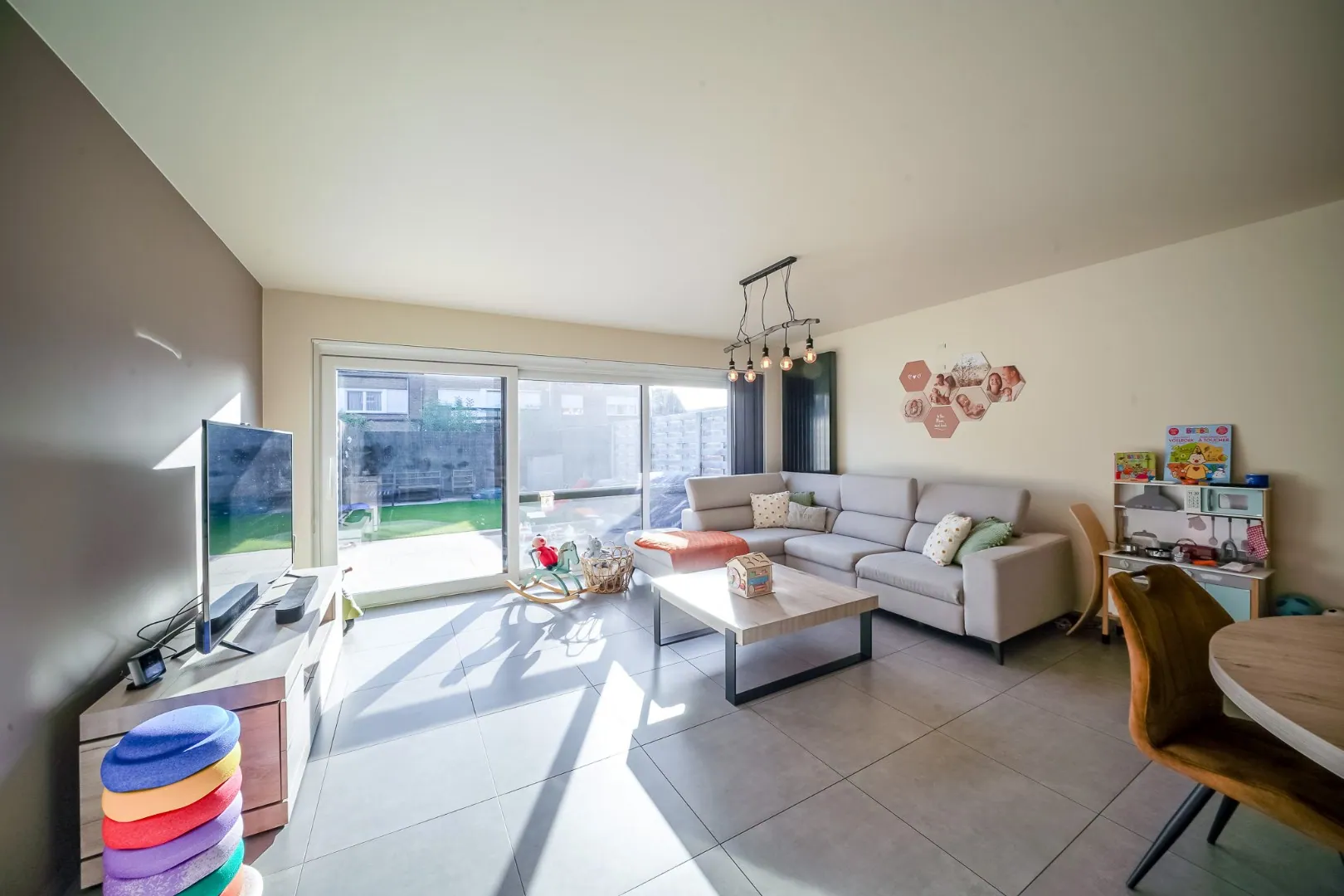 Recente ruime woning (bwj 2019) met vier slaapkamers, garage en tuin!