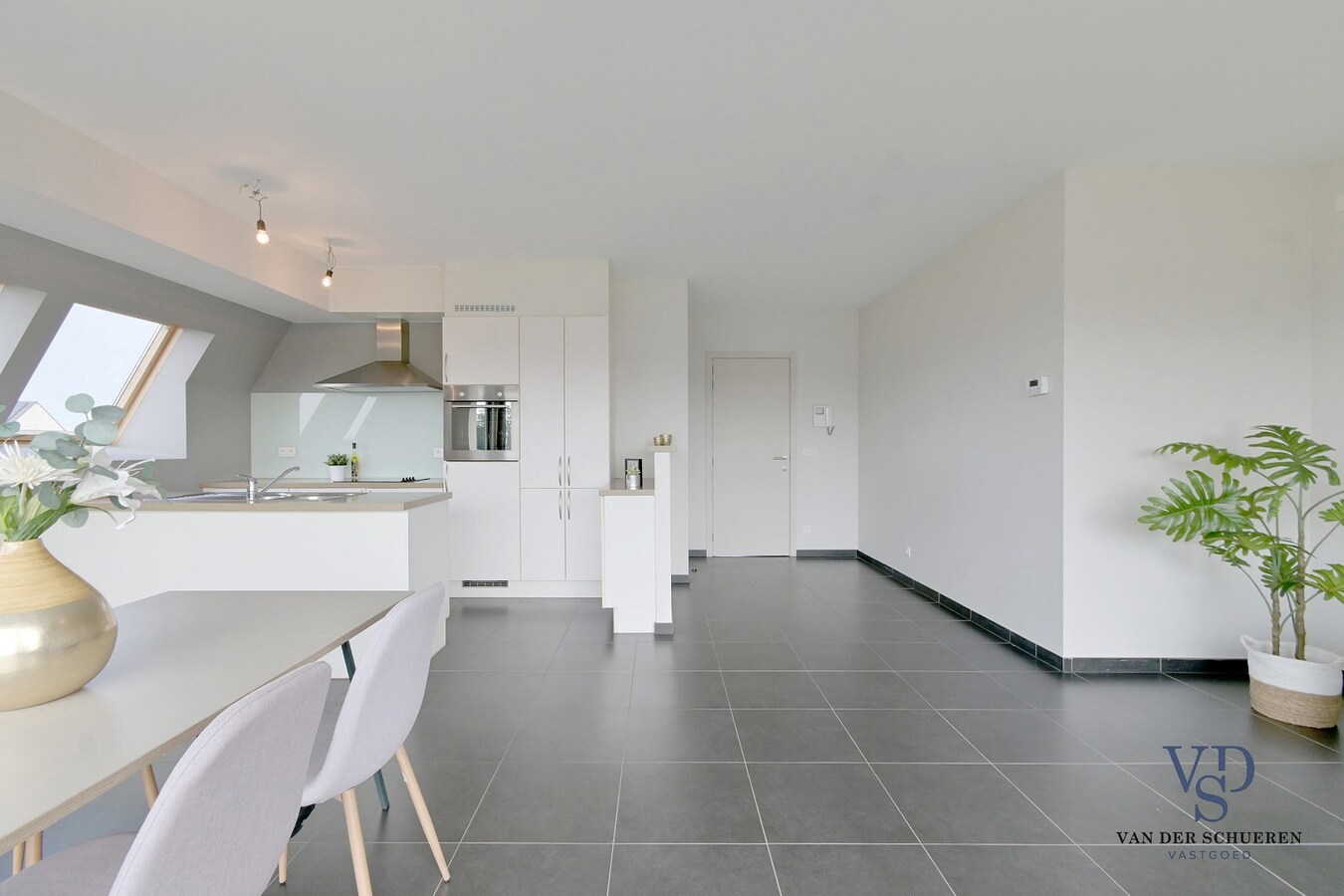 Lichtrijk appartement mét ondergrondse garage en berging. 