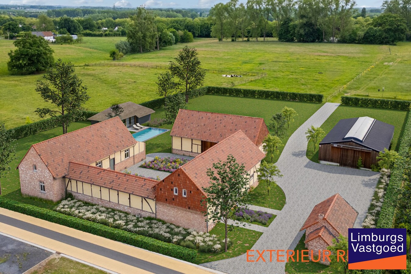 UNIEKE VIERKANTSHOEVE met paardenstallen op 7,34 hectare met vergunning voor zwembad en poolhouse 