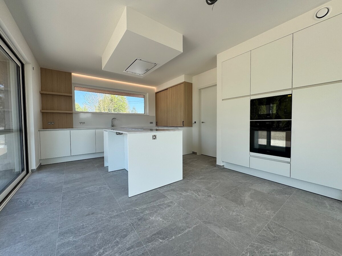 Instapklare nieuwbouwwoning met 4 slaapkamers en bureau te Kortemark 