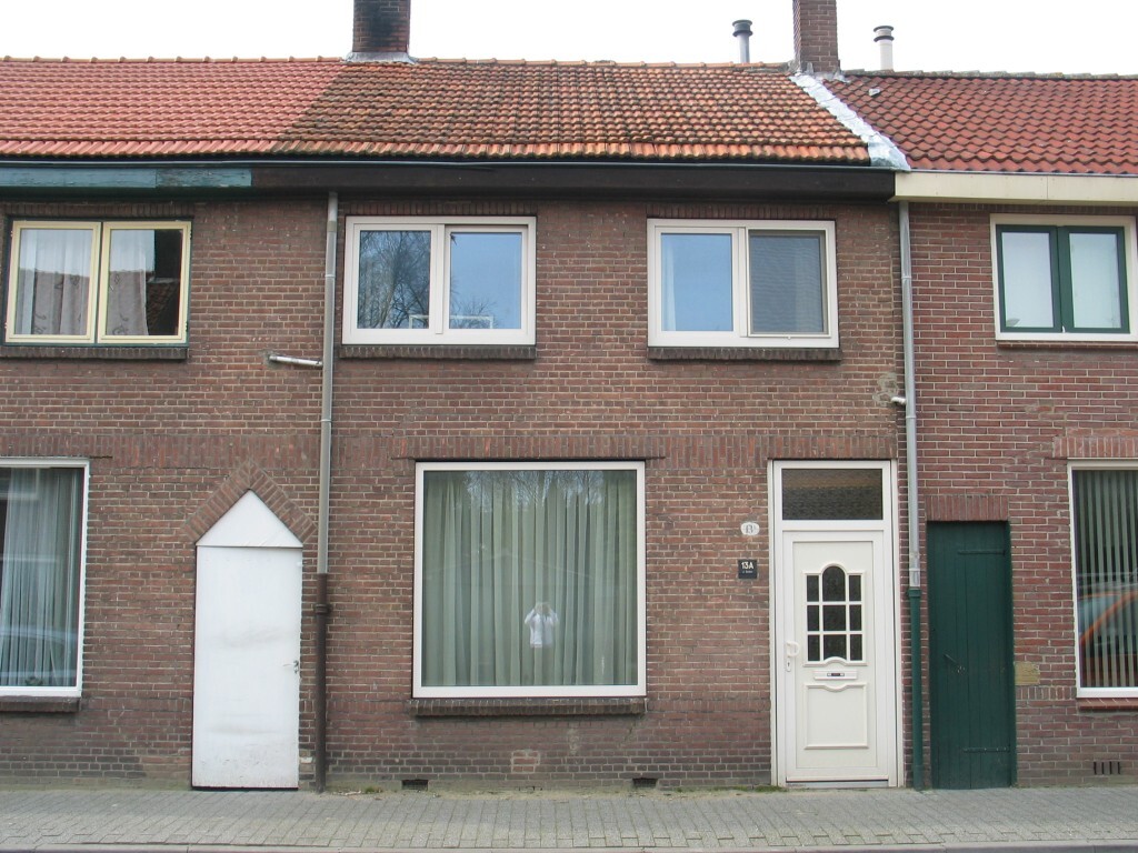 Op goede locatie gelegen ruime tussenwoning met tuin 