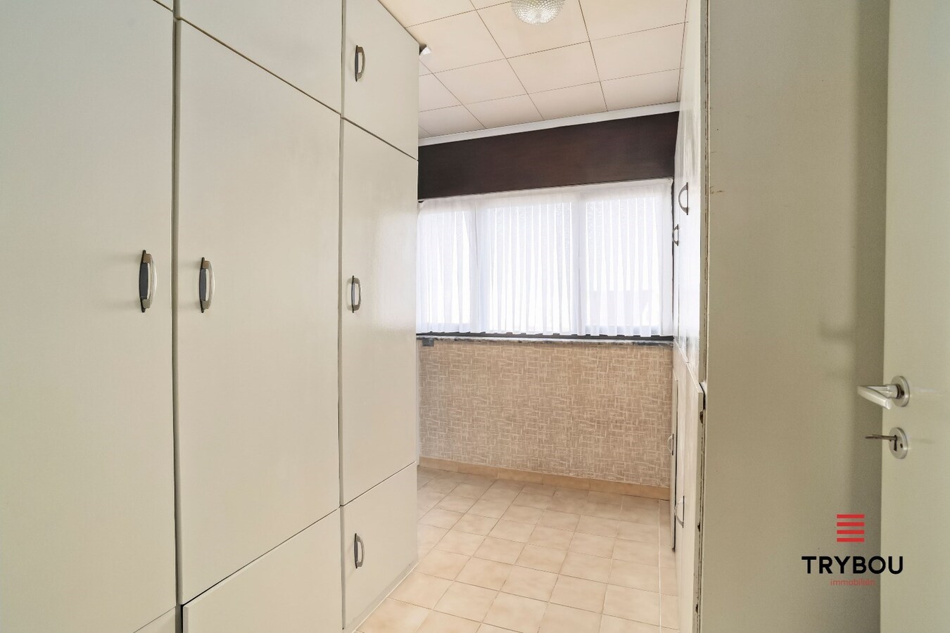 Halfopen woning met drie slaapkamers op ruim perceel van 770 m² 