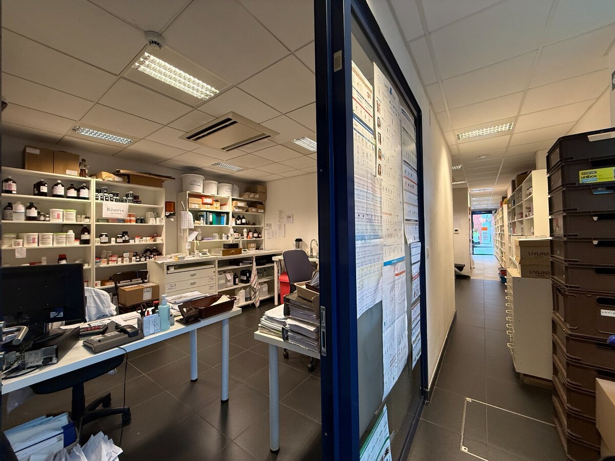 À Dottignies : surface commerciale modulable de ±116 m² avec jardin et excellente visibilité ! 