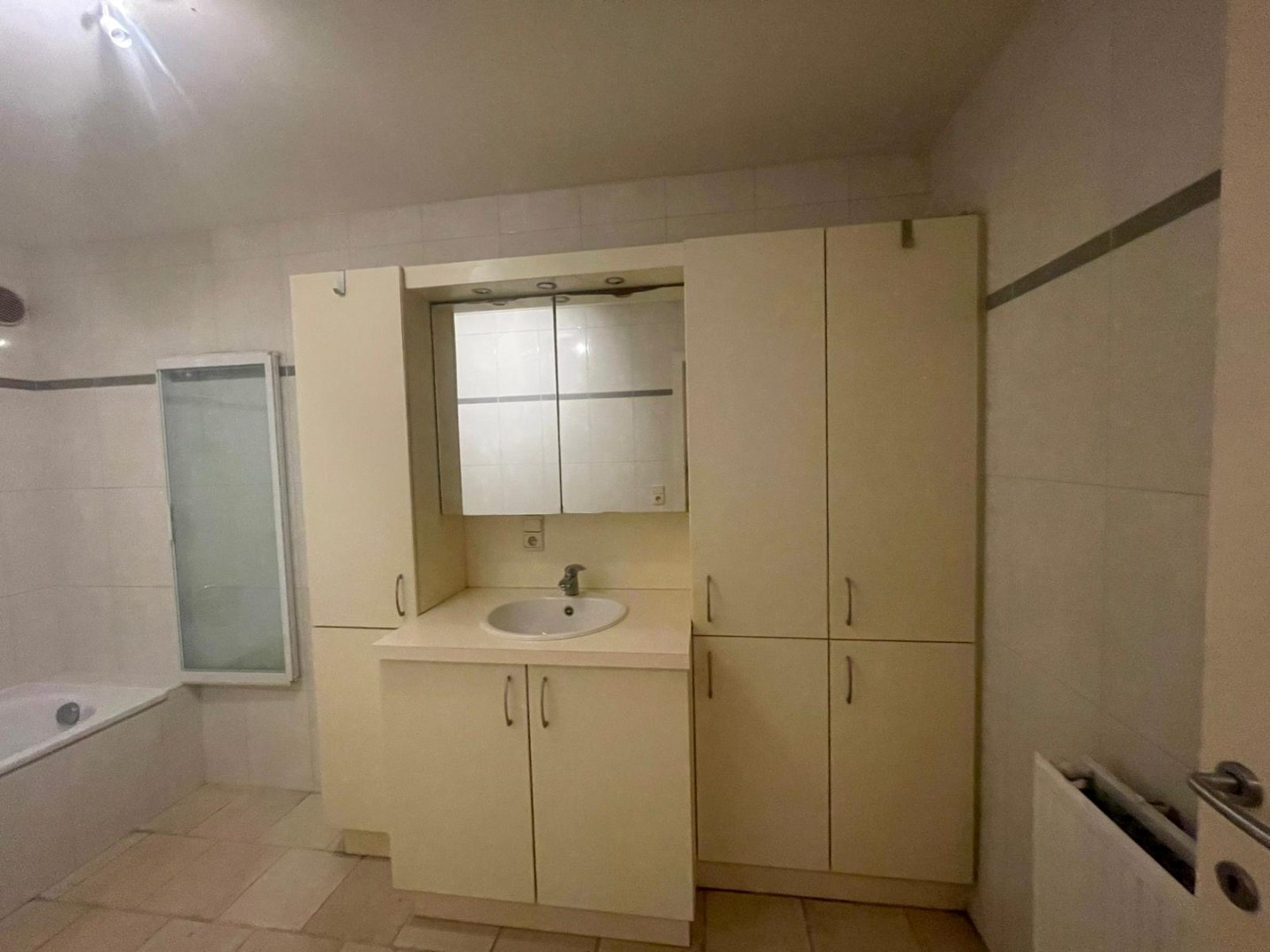 Gelijkvloersappartement te huur met twee slaapkamers en gezellig tuintje te Geel! 