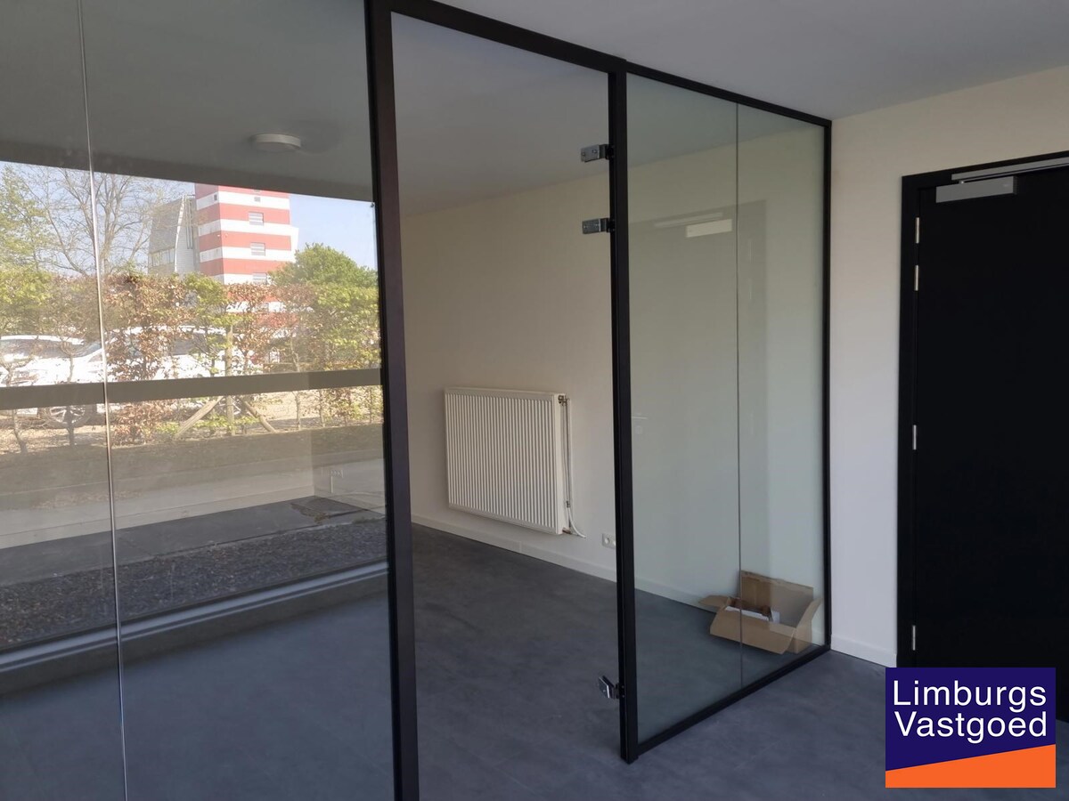 Terbeschikkingstelling van infrastructuur in vernieuwde kantoren met parking, v.a. 21 m², Genk-Noord 