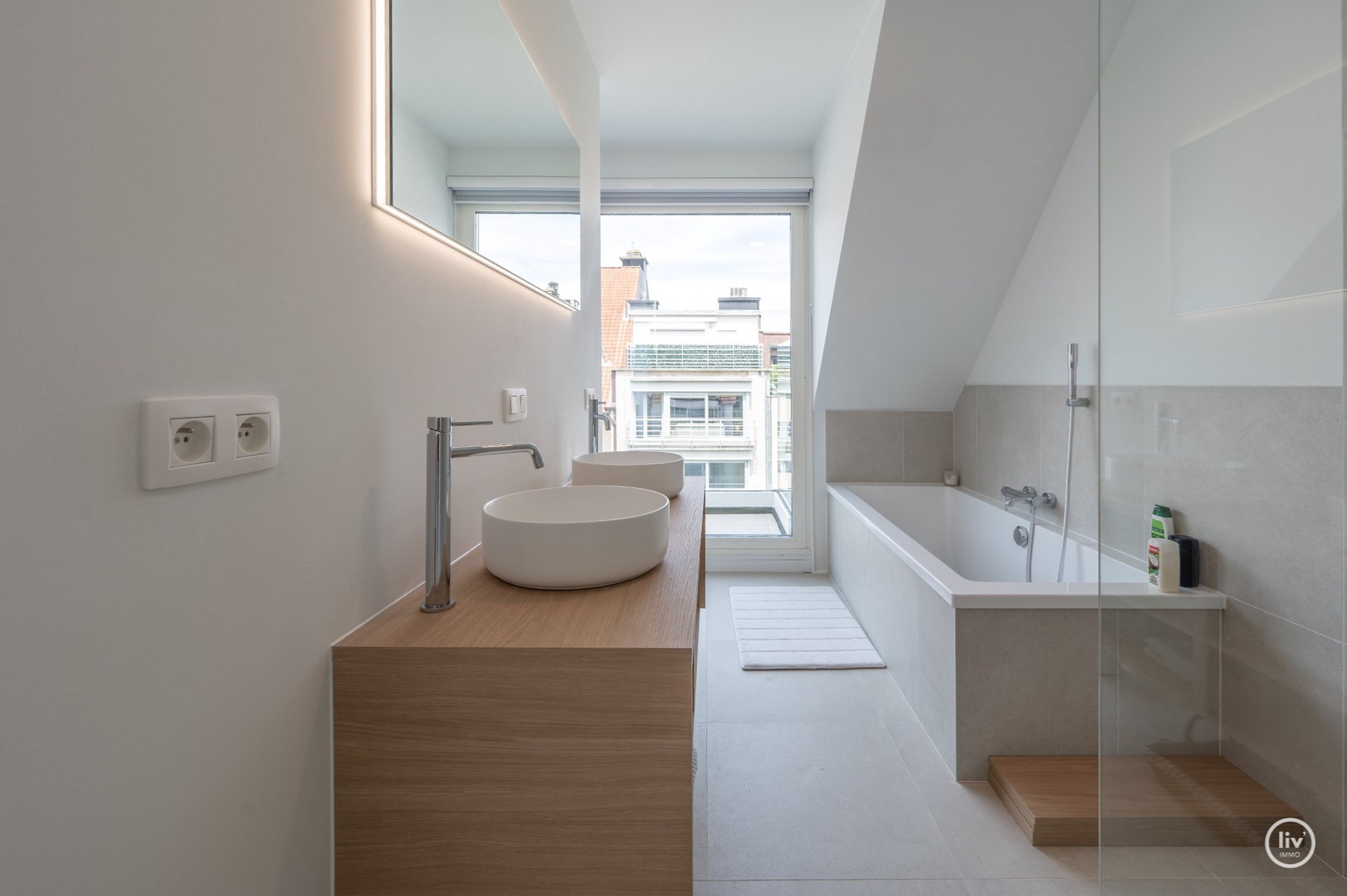 Prachtig, ruime en tevens récente triplex (199 m2) in een zijstraat van de lippenslaan vlakbij de zeedijk te Knokke. 