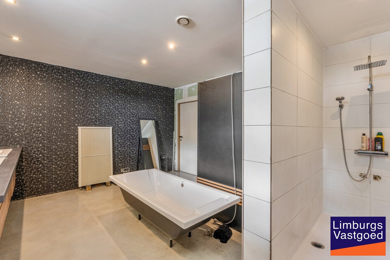 Bedrijfsgebouw met toonzaal, kantoren, magazijn en woonst - groot 700m² 