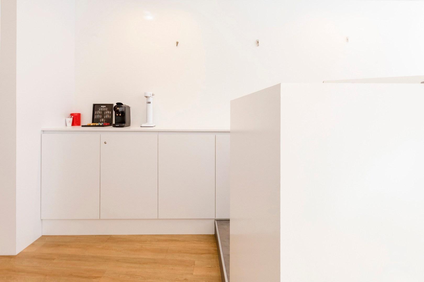 Modern en lichtrijk kantoor; praktijk- of winkelruimte op commercieel gunstige locatie 