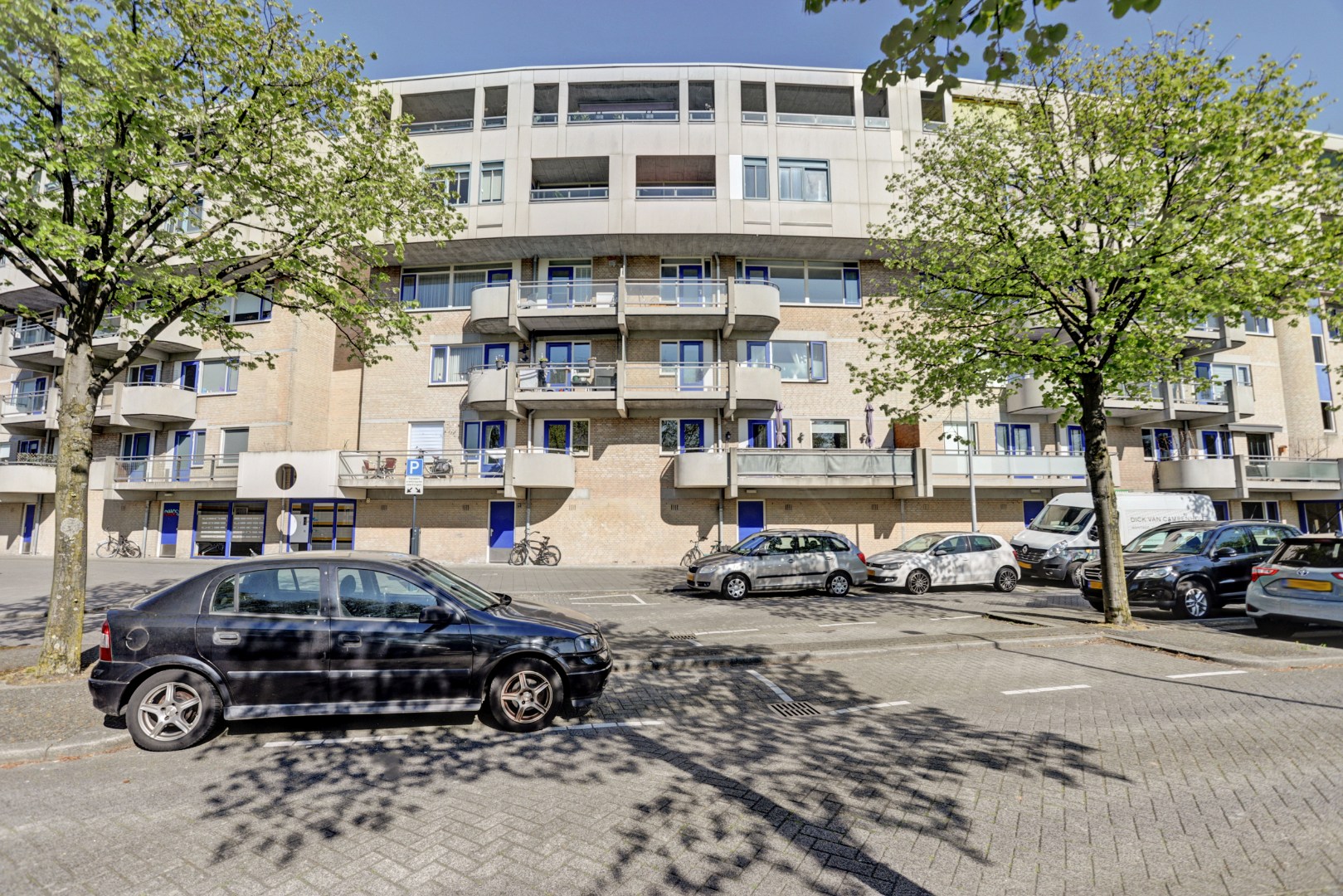 Zonder klussen te betrekken dit 2-kamer appartement op de 4e verdieping met zonnig balkon, moderne badkamer, 1 slaapkamer en berging in de onderbouw! 