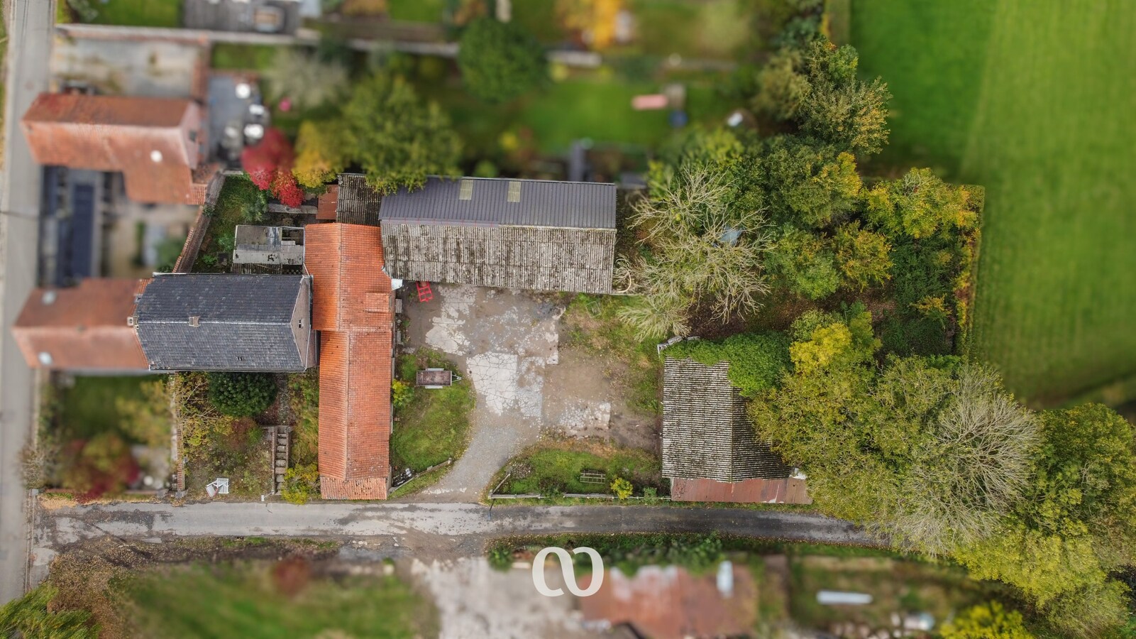 Pastorijwoning met tal van bijgebouwen 