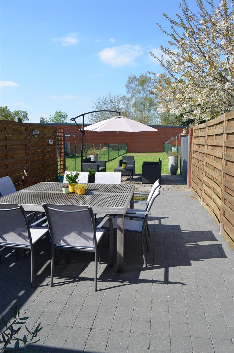 Knap gerenoveerde gezinswoning met  2 slpks (mogelijkheid 3), carport en tuin goed gelegen te Aalter 