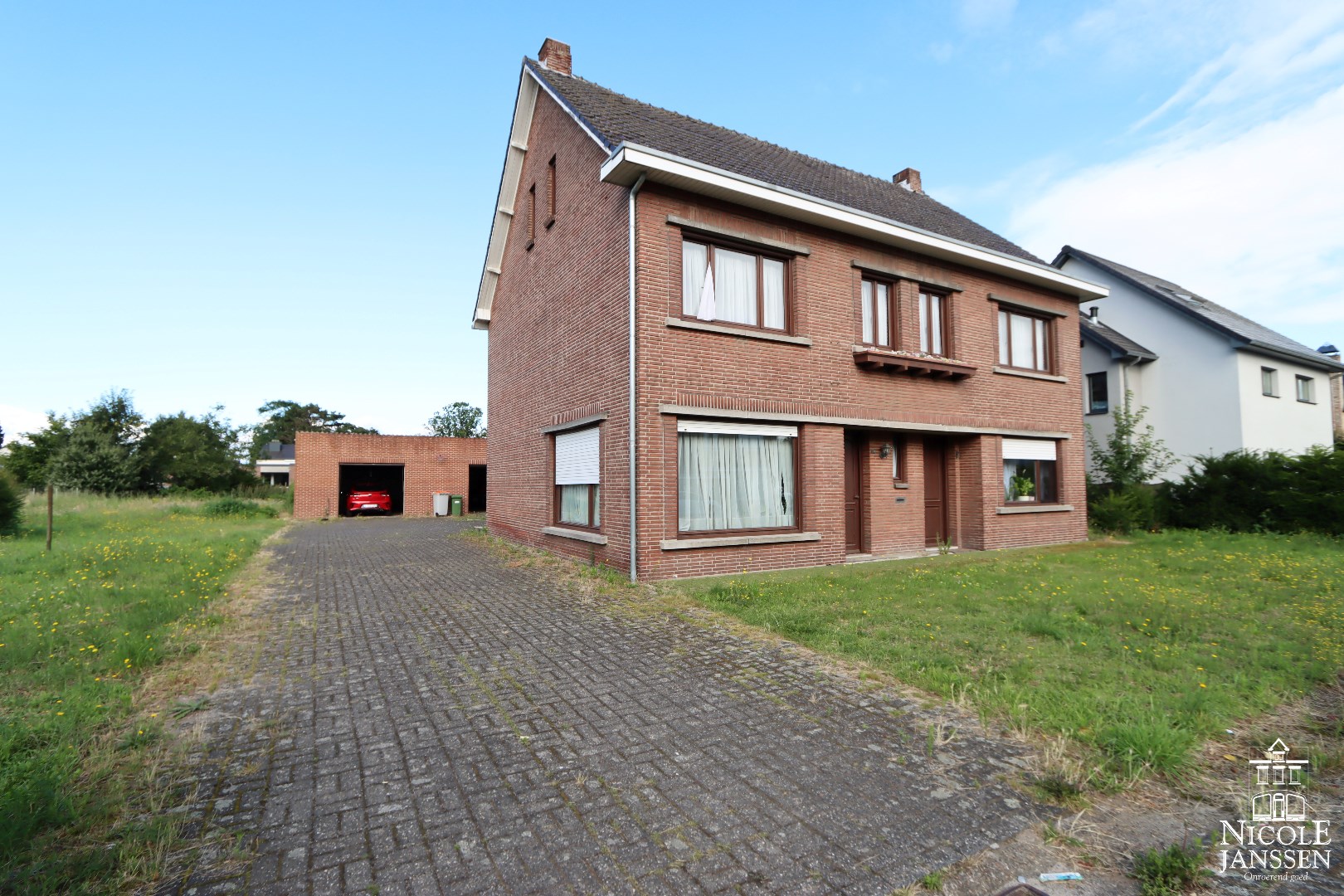 Gelegen temidden van de dorpskern