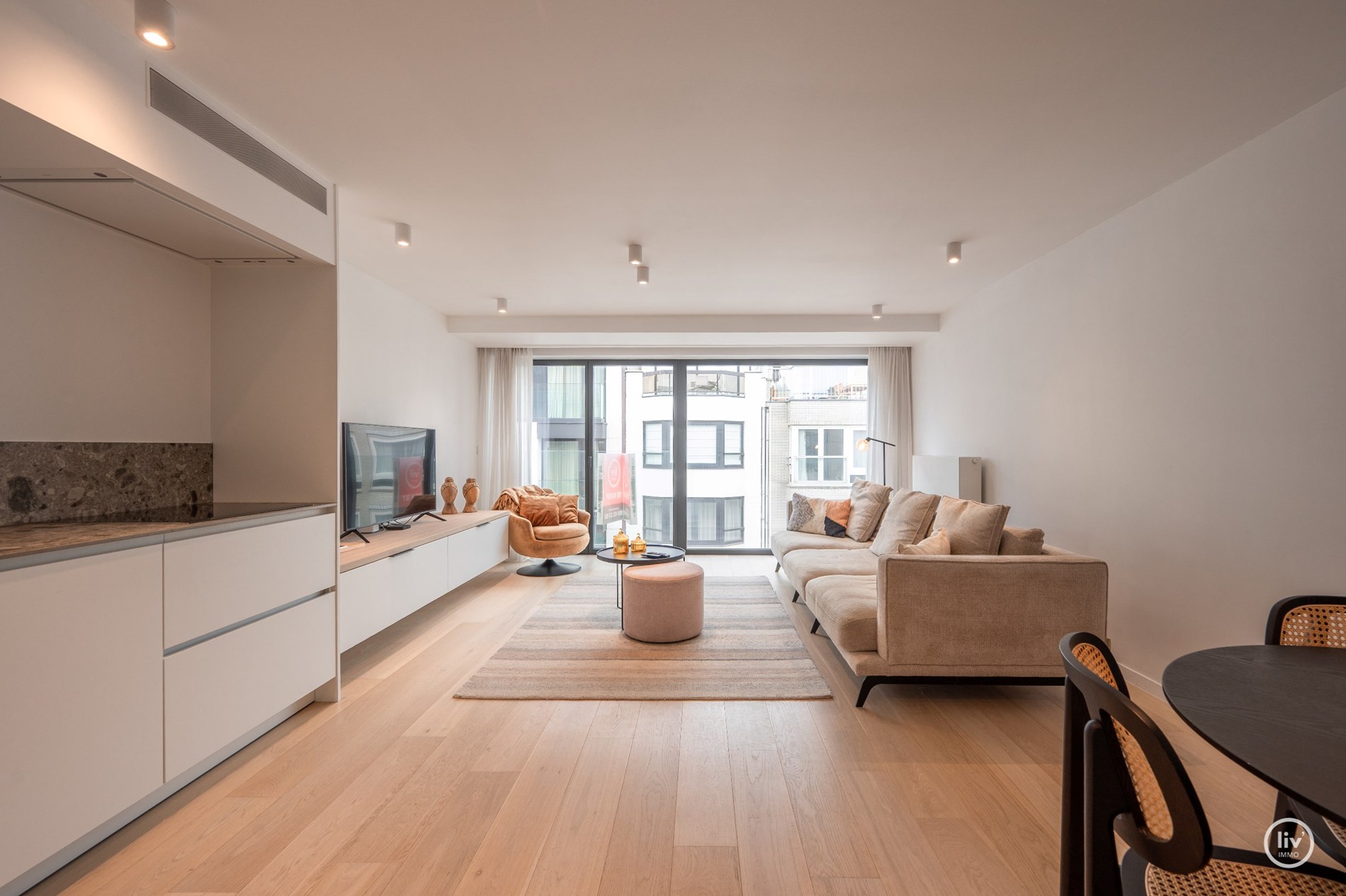 Prachtig gerenoveerd 2 slaapkamerappartement op een topligging in een zijstraat van de Kustlaan te Knokke. 