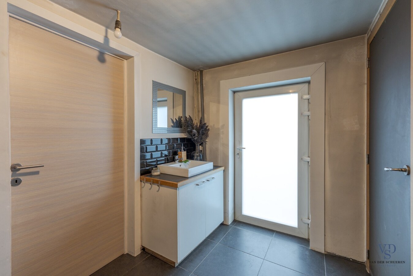 Ruime, deels gerenoveerde Half Open Bebouwing 