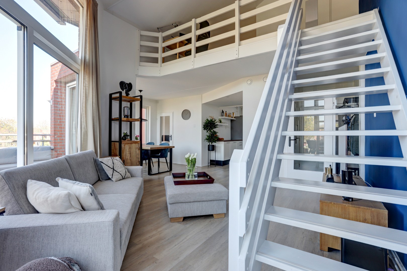 Instapklaar 3-kamer appartement op de 4e en 5e verdieping met ruim zonnig terras, eigen parkeerplaats in de parkeergarage, berging in de onderbouw en gelegen op eigen grond. 