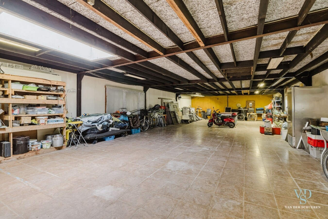 Ruime woning met atelier / garage. 