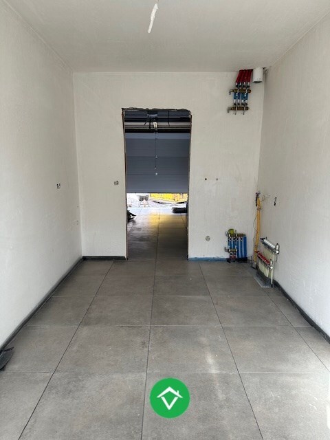 Moderne nieuwbouw tussenwoning met drie slaapkamers en garage in Moere 