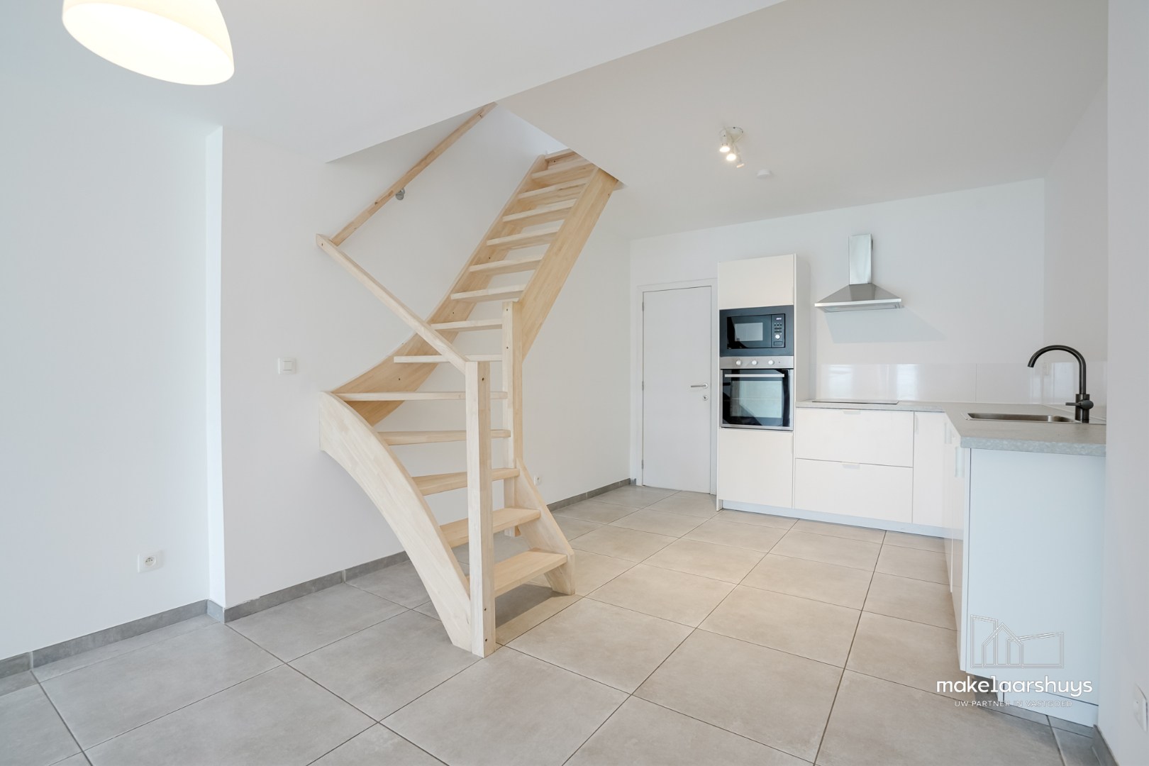 Instapklare gerenoveerde woning in rij met terras, tuin en garagebox 