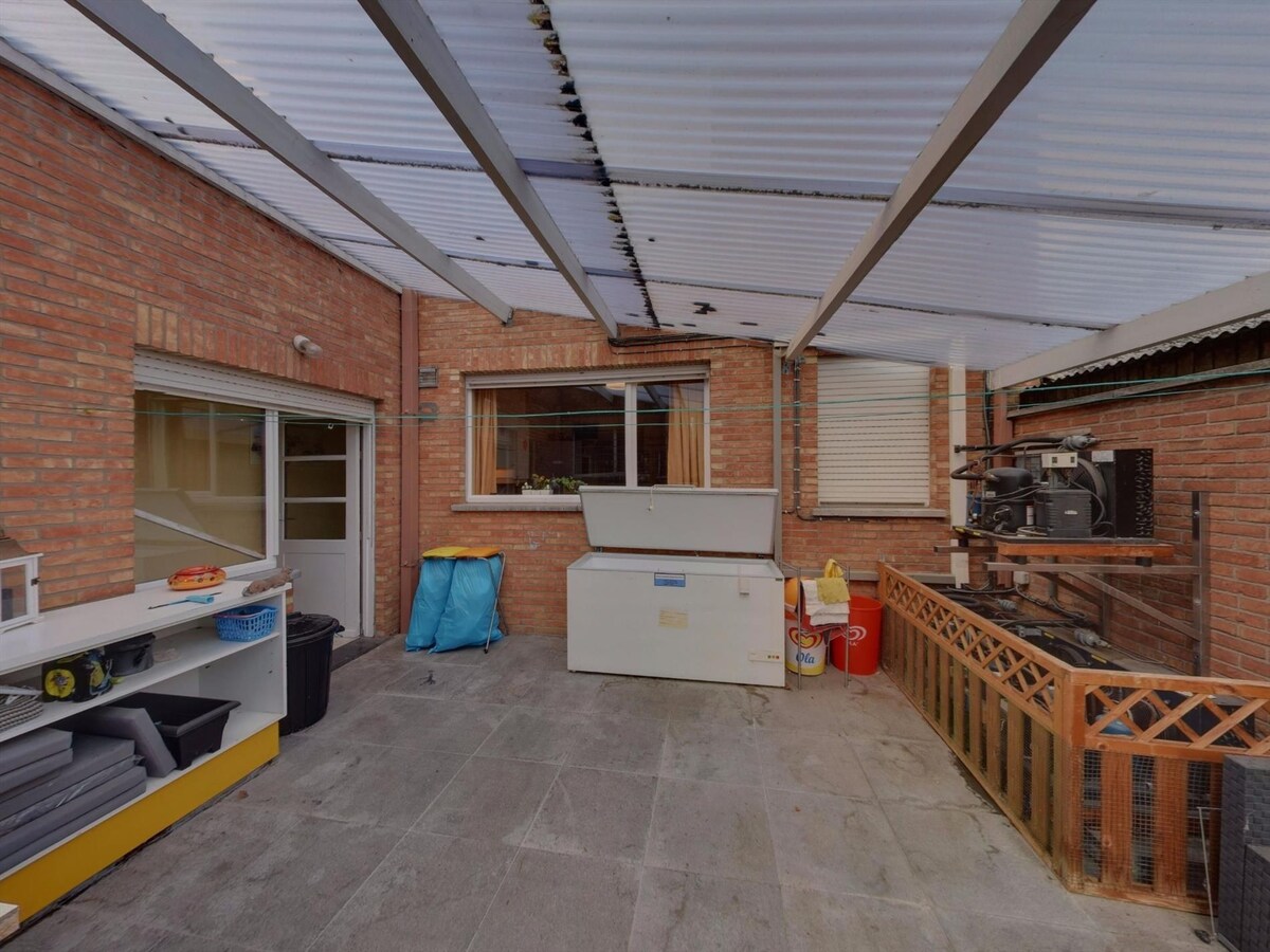 Handelspand met ruime woonst op topligging in Sint-Andries 