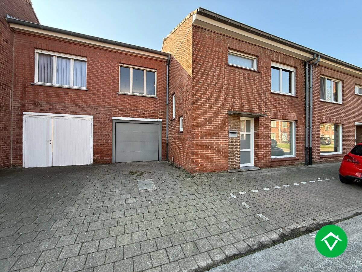 Stevige rijwoning met 4 slaapkamers, tuin en garage te Roeselare 