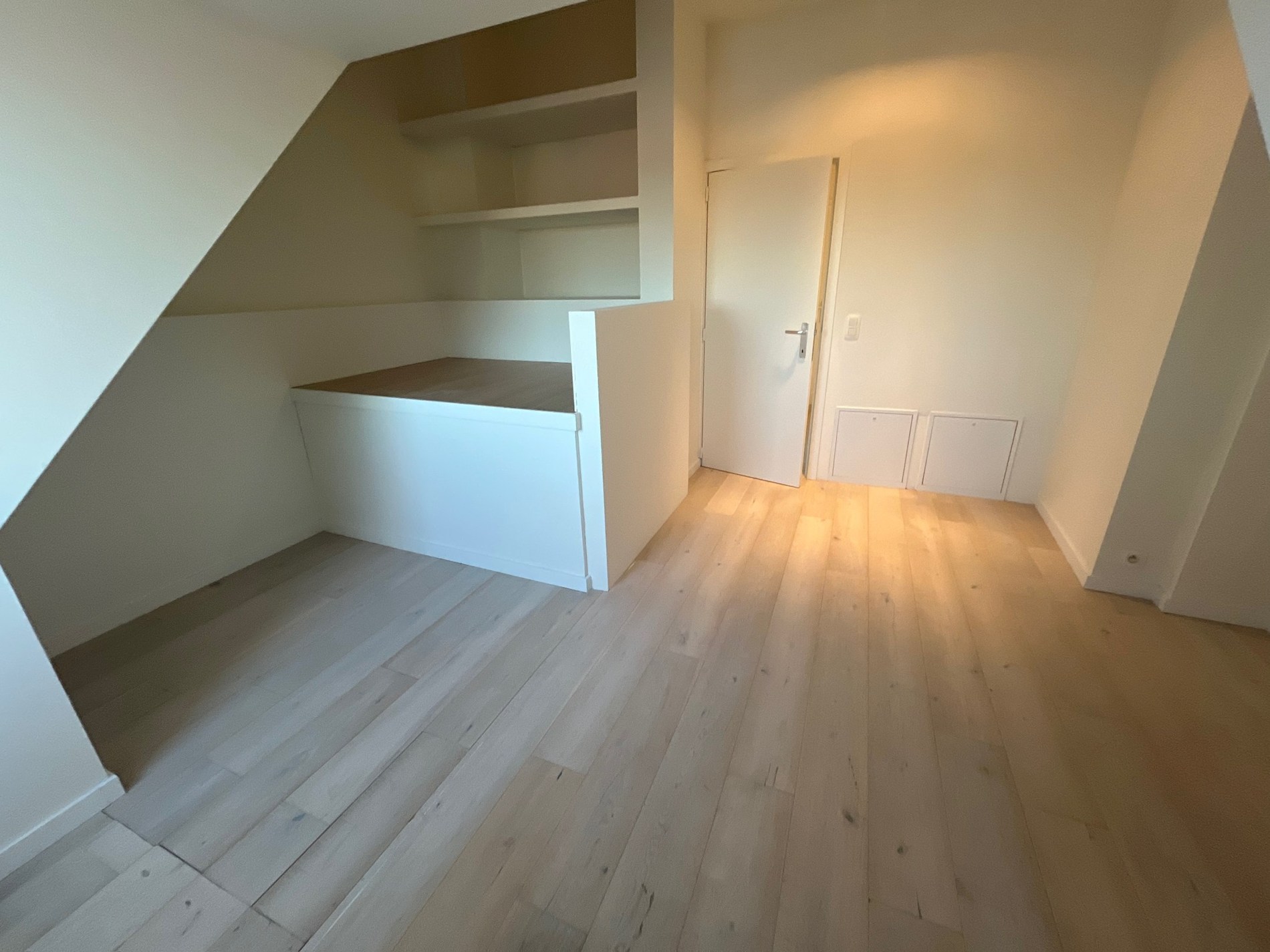Appartement en duplex récent non meublé avec balcon orienté sud. 