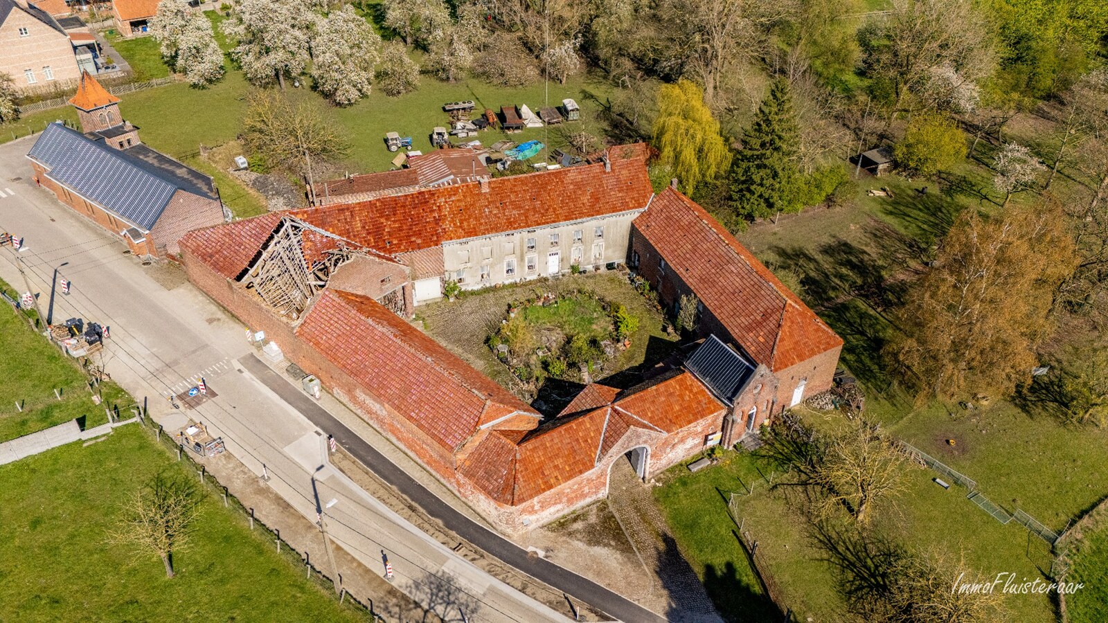 Te renoveren vierkantshoeve op een ruim perceel van ca. 2,6ha te Kortenaken 