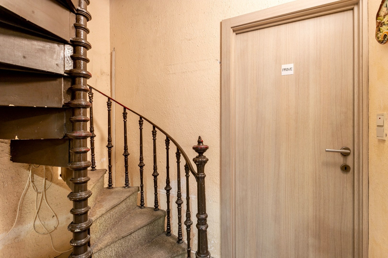 Handelspand met woonst te Halle-centrum 