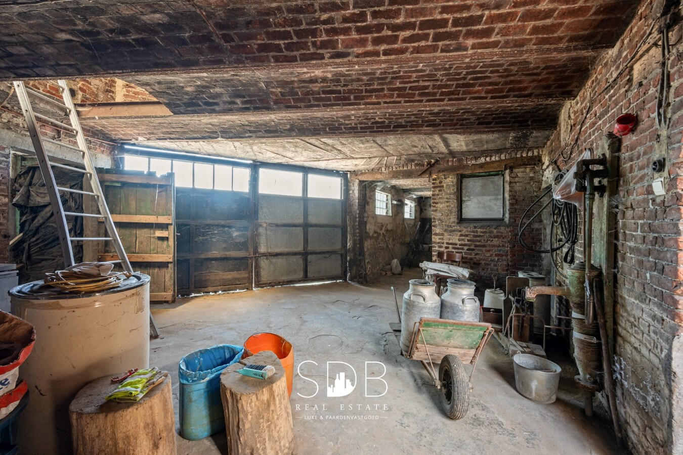 Charmante hoeve met bijgebouwen en graslanden op 1.5114m² 