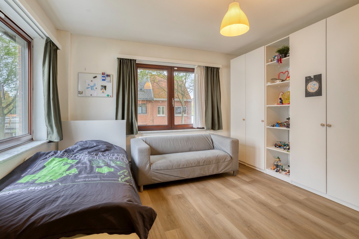 Charmante energiezuinige halfopen bebouwing met 4 slaapkamers, bureau en tuin in centrum Brasschaat 