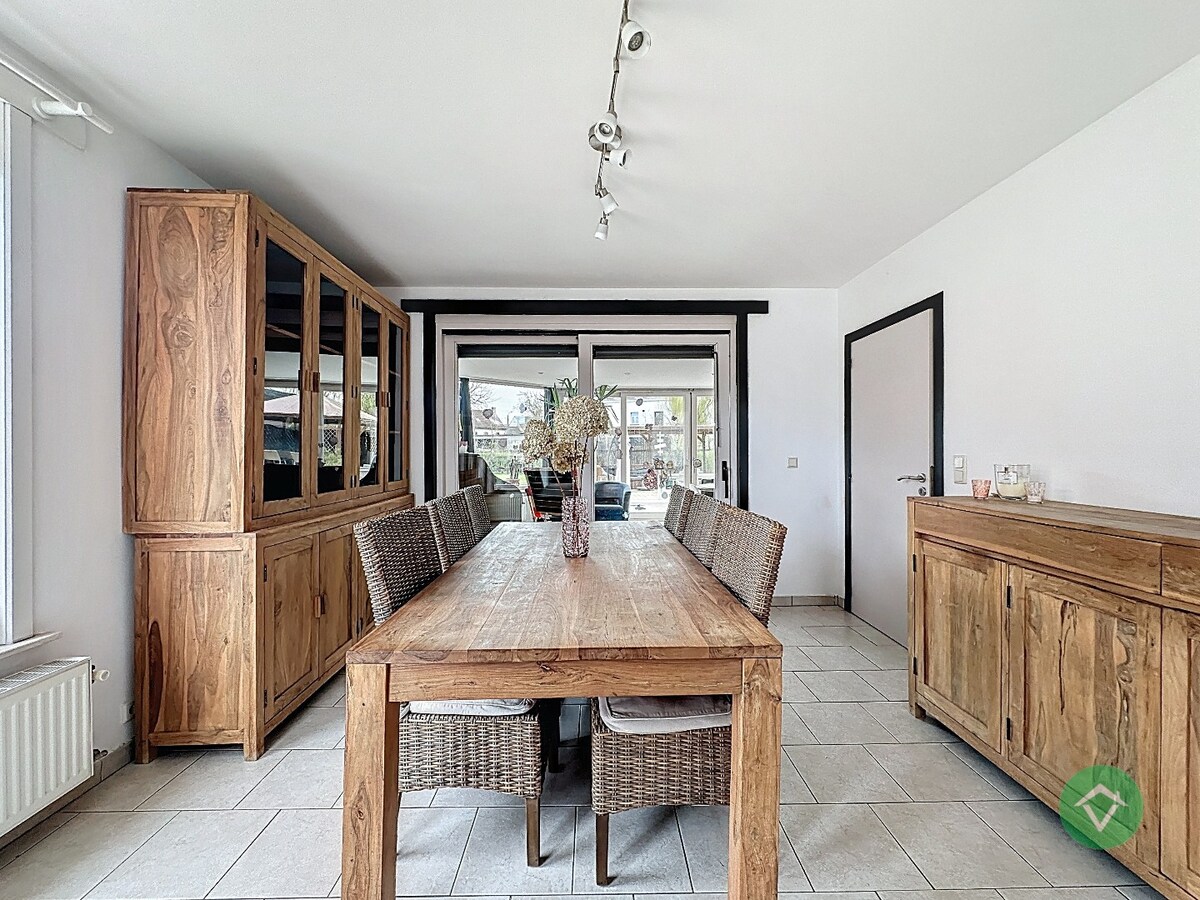 Statige gezinswoning met zonnige tuin, drie slaapkamers en topligging in Leke 