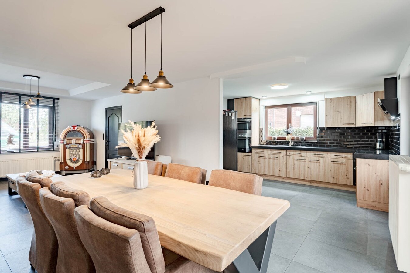 Gerenoveerde, goed onderhouden woning nabij het centrum van Bree mét een grote garage/werkplaats bereikbaar langs de Filterstraat aan de achterzijde van de woning! 