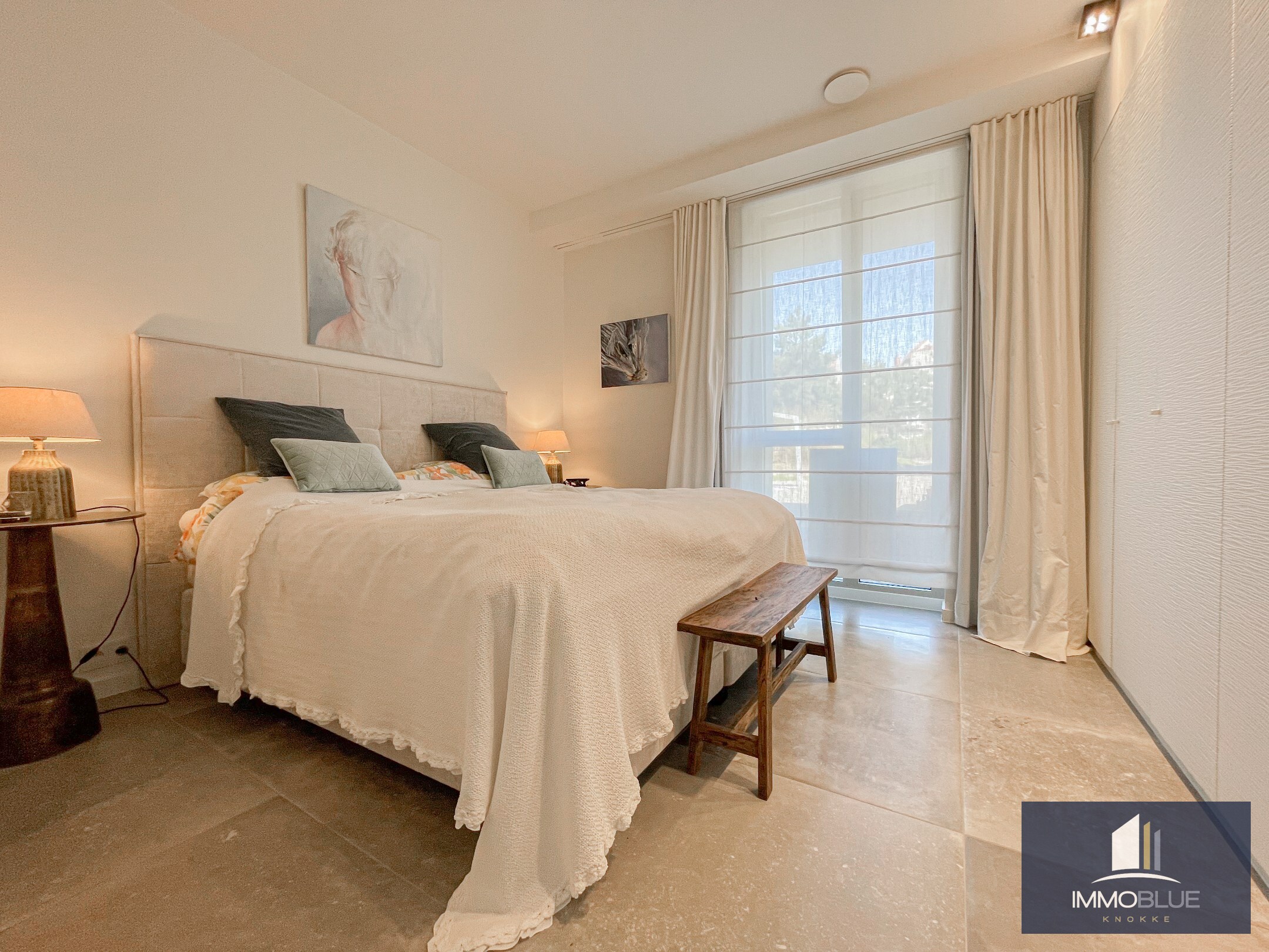 Subliem, luxueus tuinappartement met dubbele garage, rustig gelegen in een standingvolle residentie. 