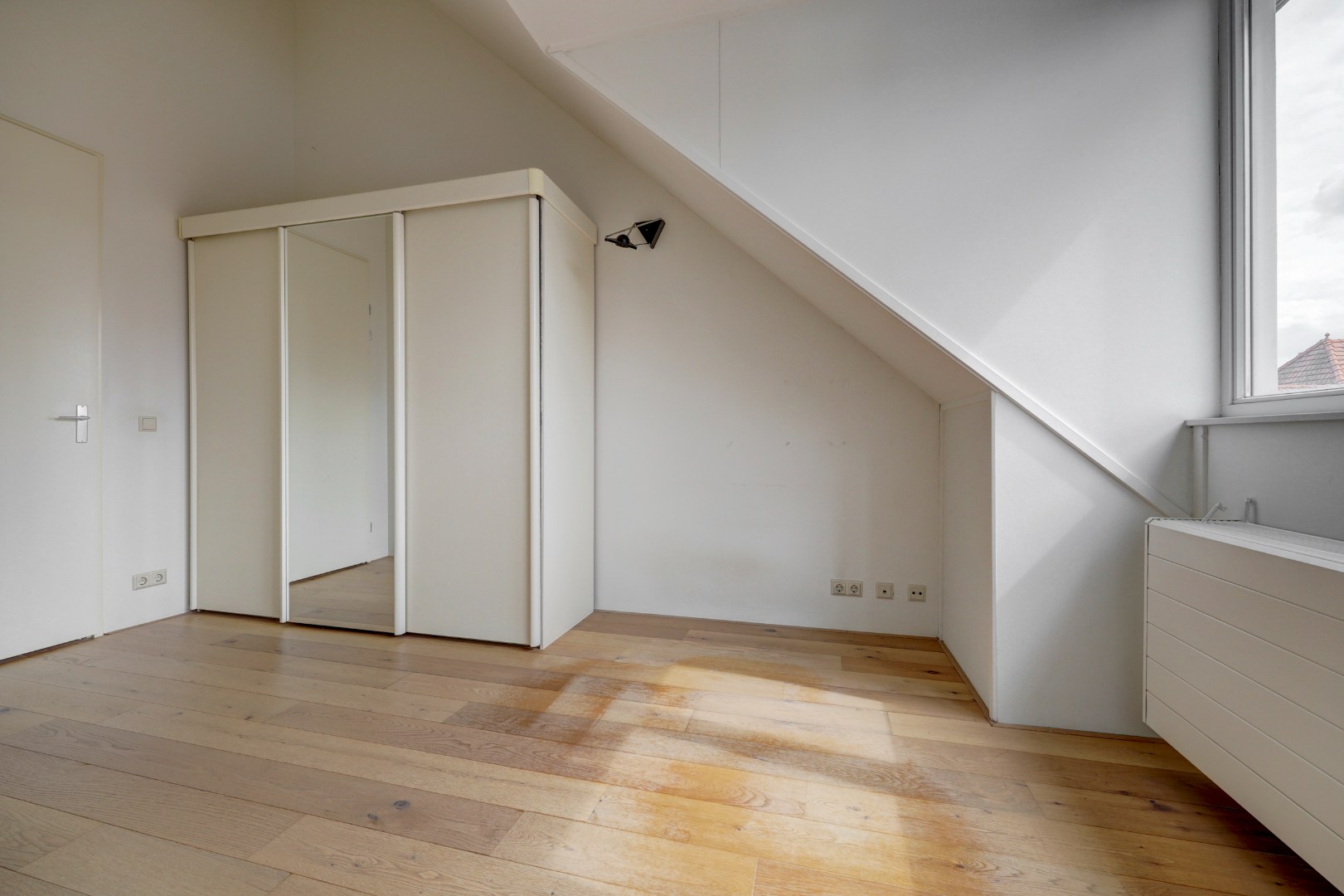 Luxe en royale 5-kamer 2-onder-1-kap woning met garage, eigen parkeerplaats, sauna én zonnige tuin op het zuiden en gelegen in een rustige straat! 
