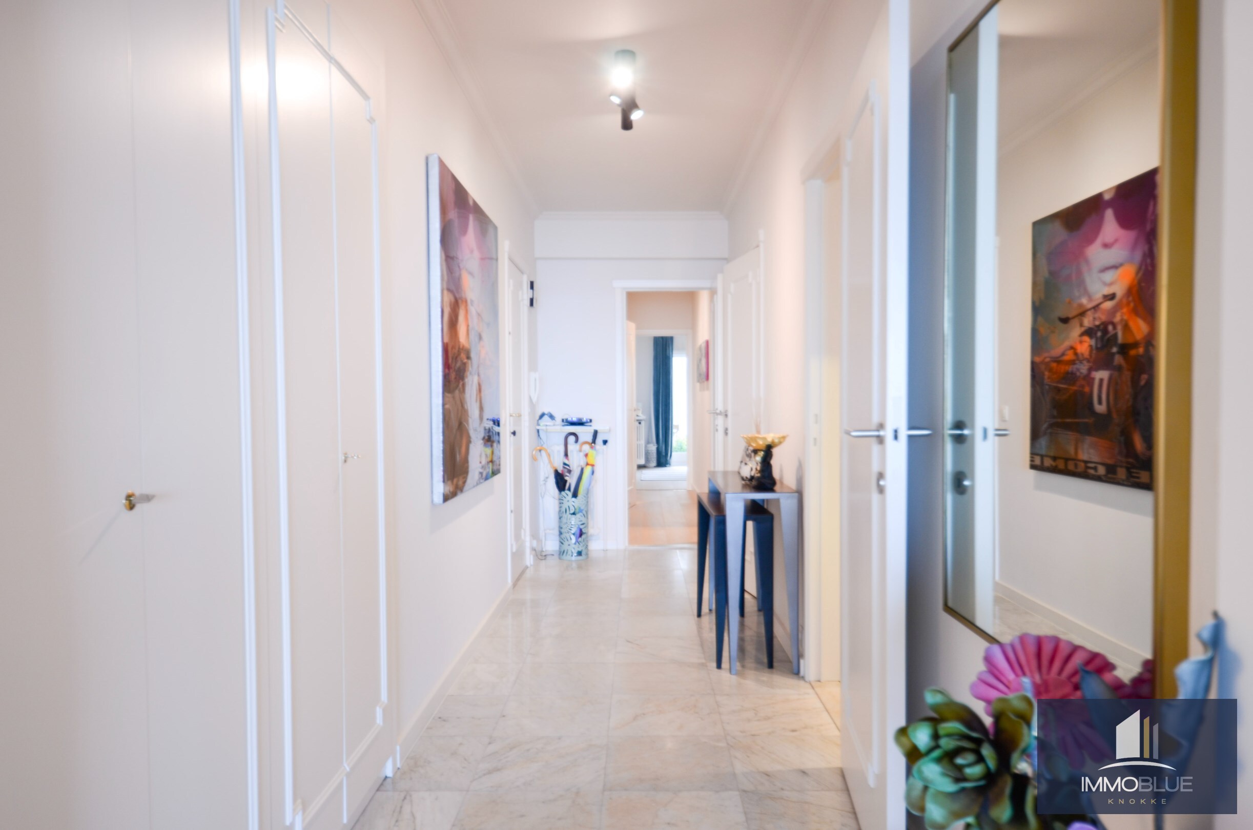 Appartement avec vue frontale sur la mer, situé dans une résidence prestigieuse au Zoute. 
