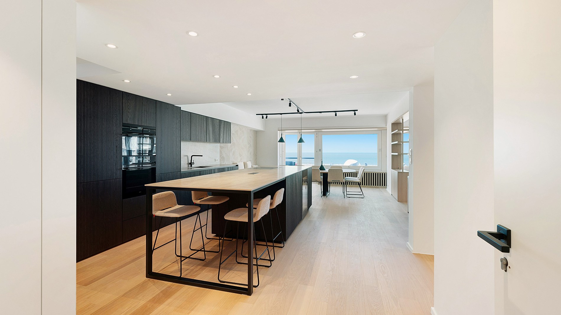 Exclusief ruim plateau-appartement met frontaal zeezicht aan het Rubensplein – met optie tot inpandige parking 