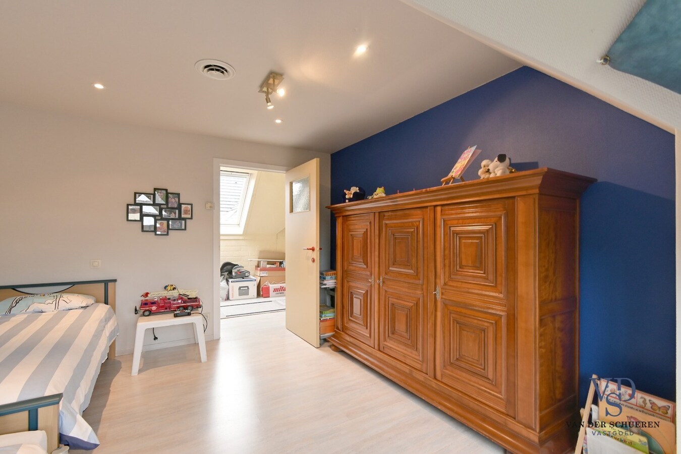 Ruim handelspand met penthouse in villastijl 