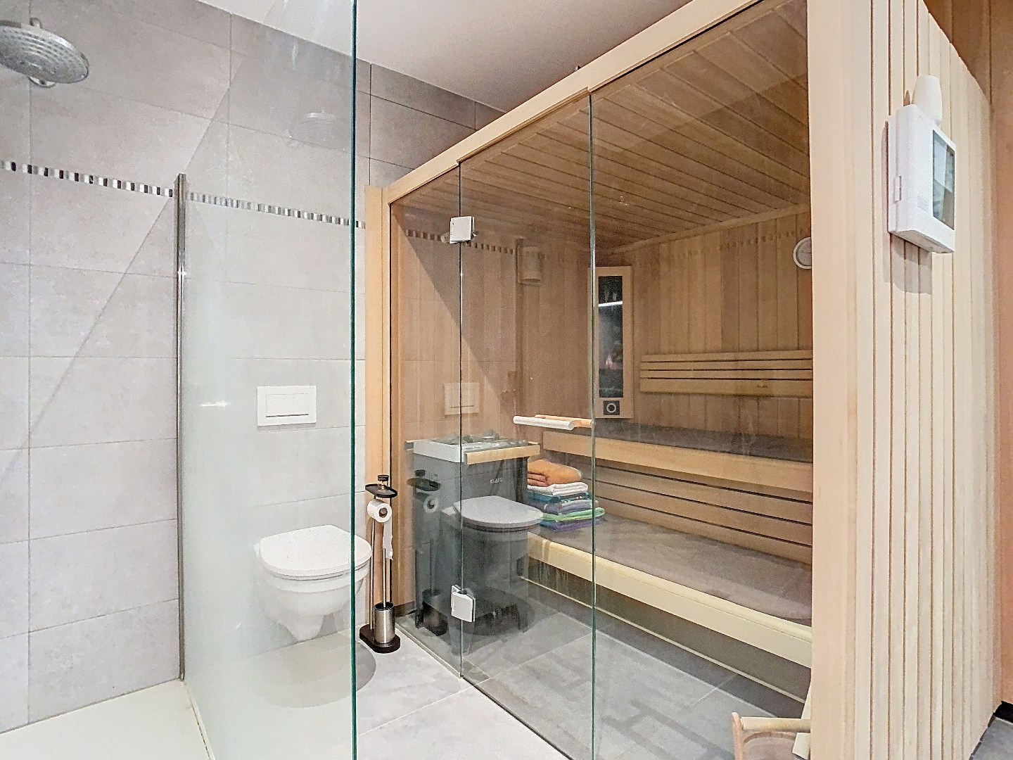 Recent gelijkvloers appartement met tuin, 2 slaapkamers en dressing 