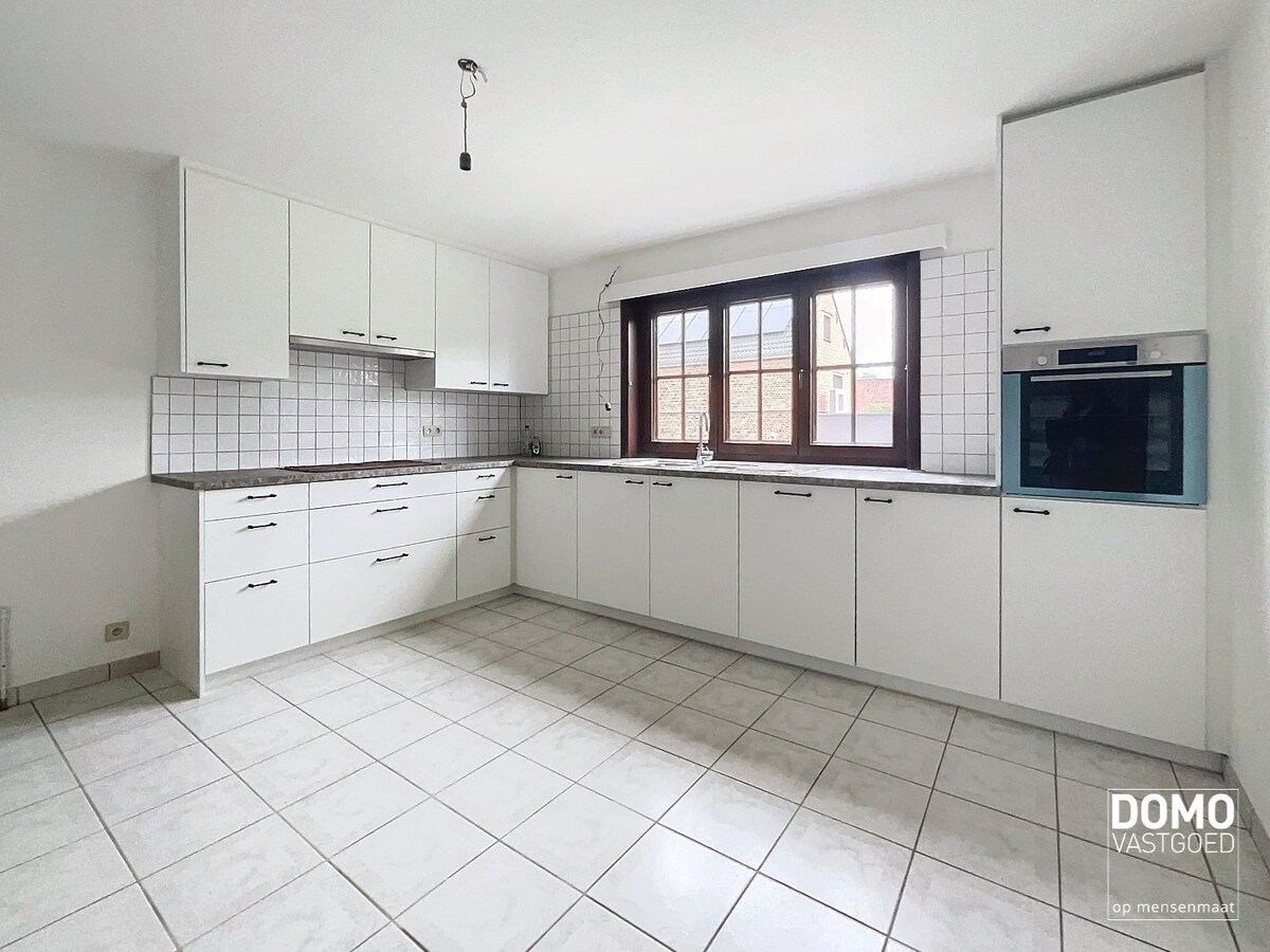 RUIME GEZINSWONING MET 4 SLAAPKAMERS, TUIN EN INPANDIGE GARAGE TE HERK-DE-STAD 