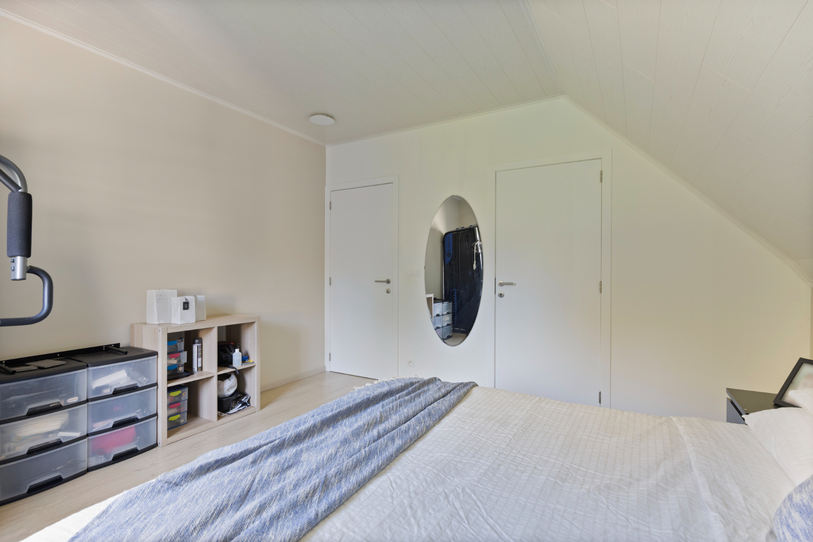 Vrijstaande woning van 2015 met 3 slaapkamers, volledige kelder en zuidgerichte tuin in Schilde. 