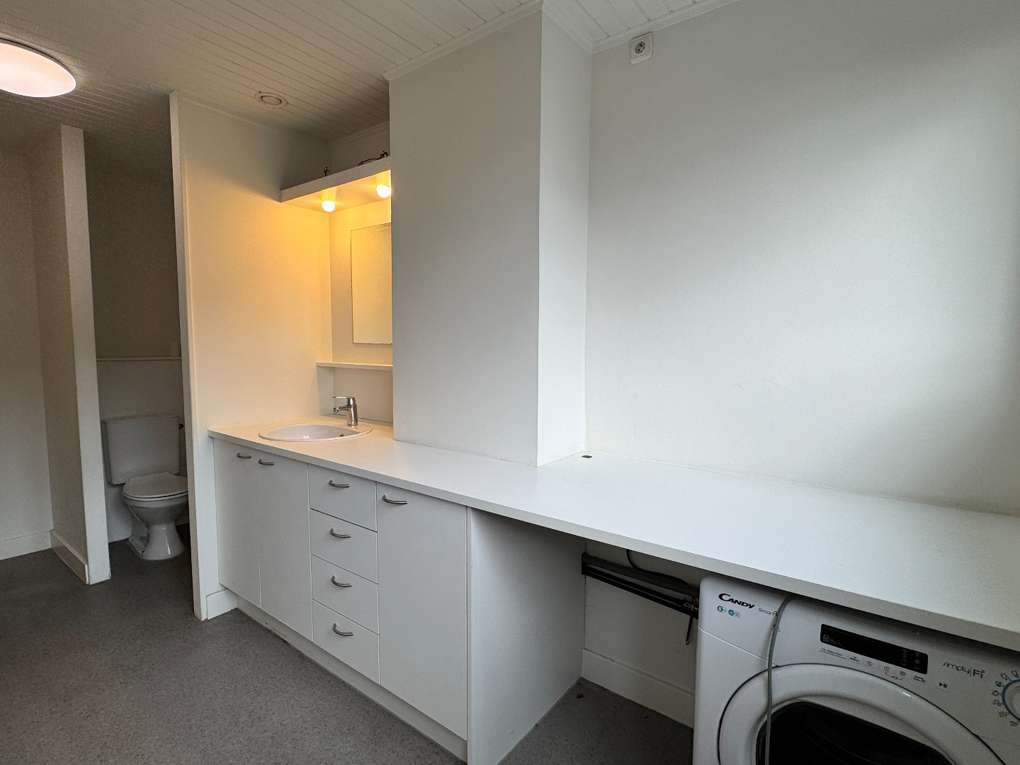 Verzorgd appartement met 2 slaapkamers en garage. 