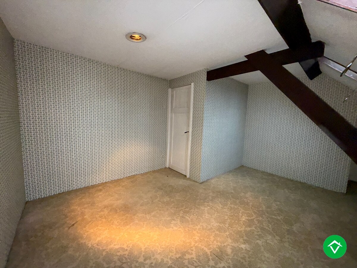 Ruime woning met 5 slaapkamers, garage en diepe tuin te Houthulst 