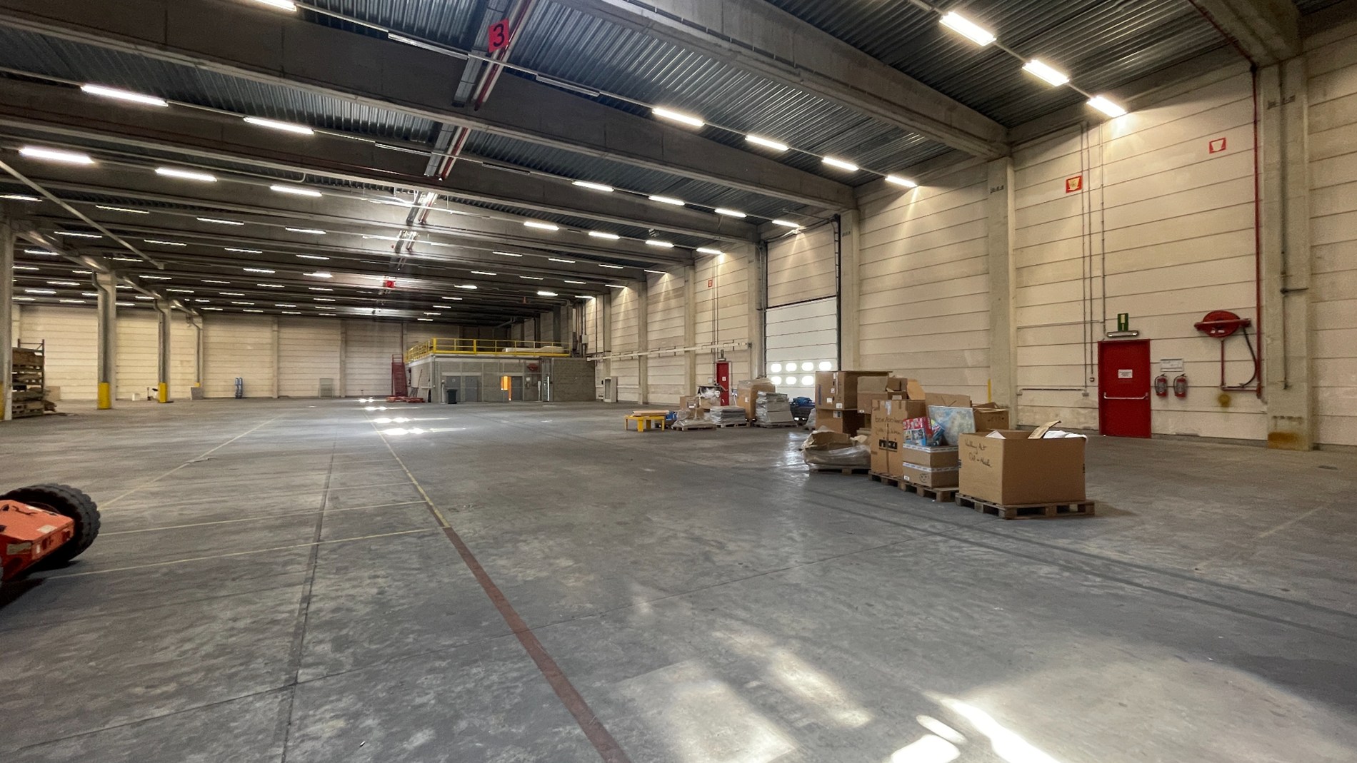 Loods met kantoor te huur nabij E19 in Mechelen