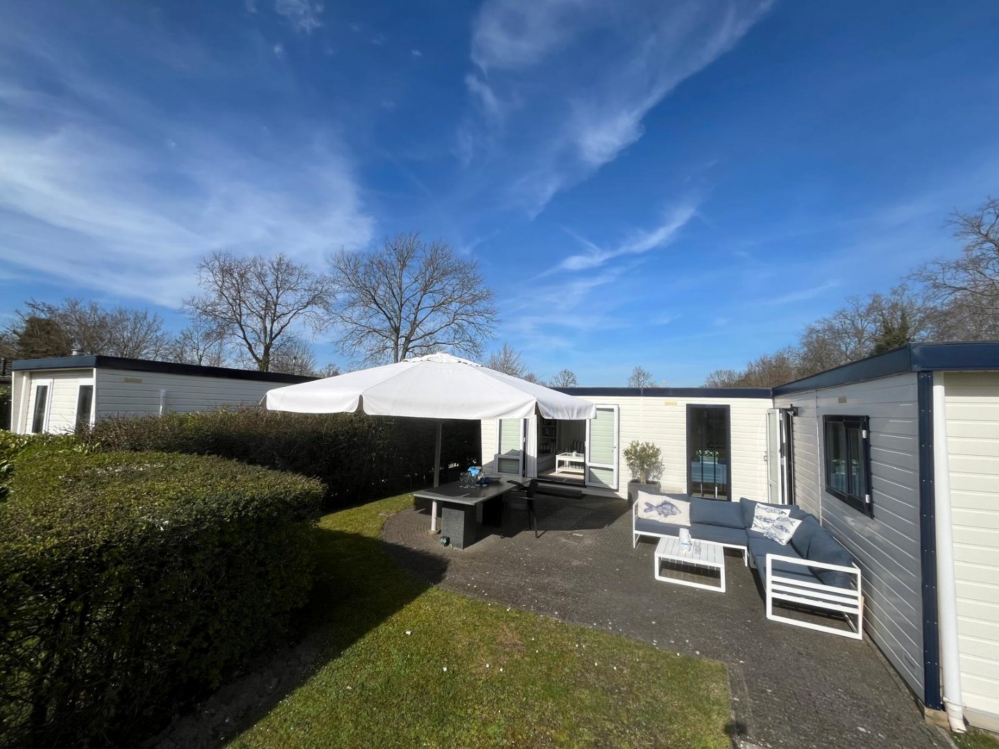 Leuke chalet (1999) met apart gastenverblijf, berging en royale tuin, op loopafstand van het Veerse Meer te koop! 