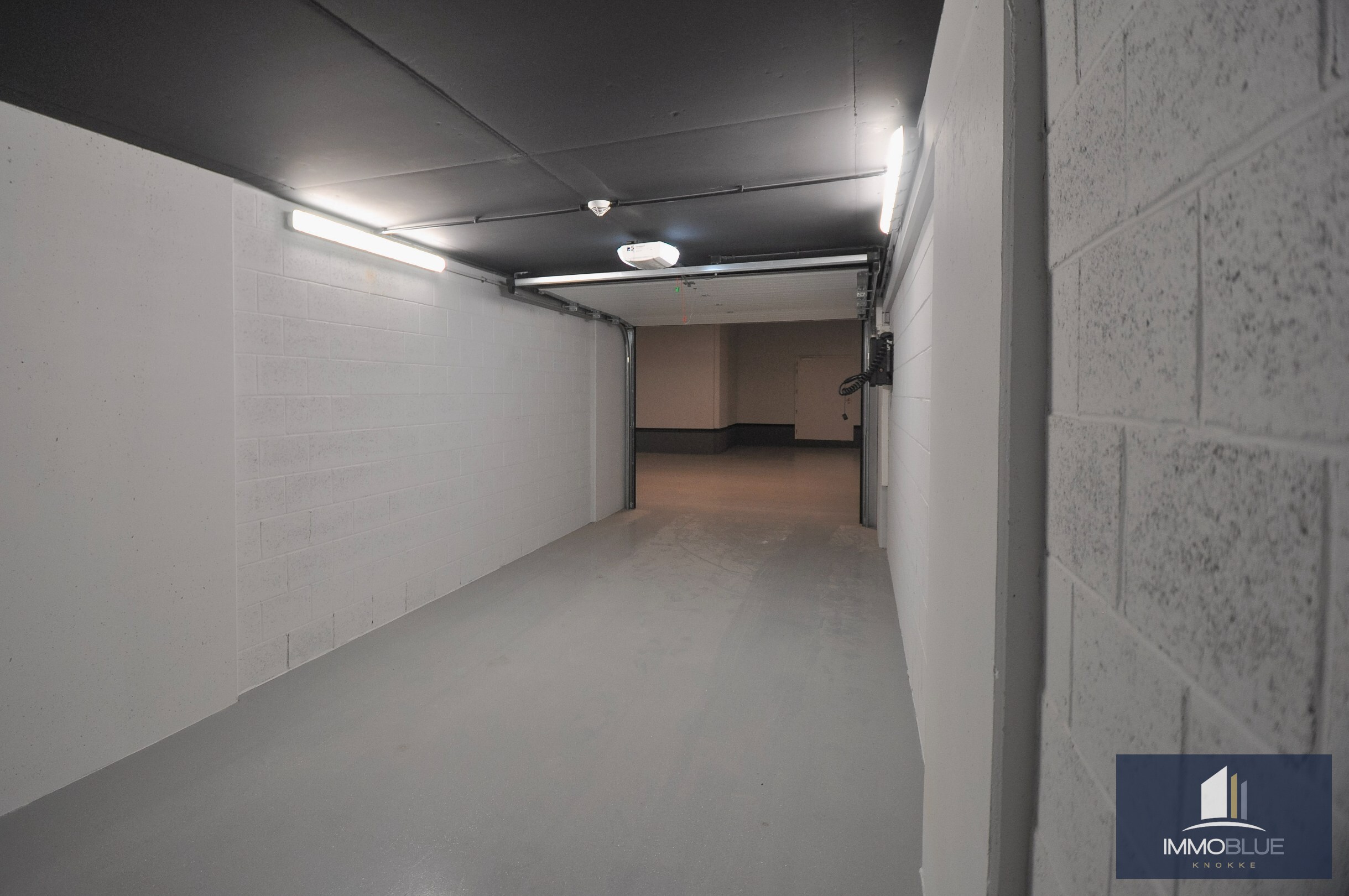 Ruime garagebox van ongeveer 19m² gelegen in het zoute. 