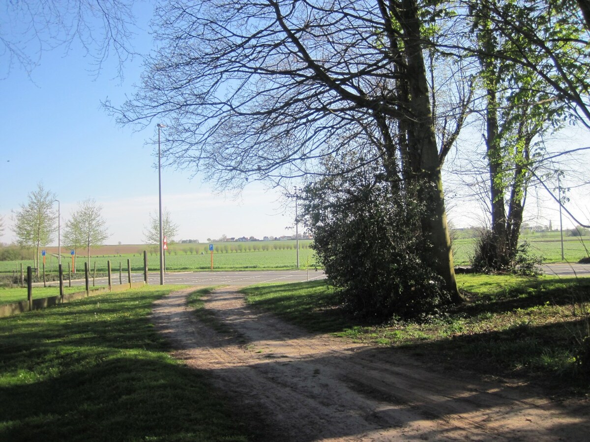 Bijzonder ruim gelijkvloers woonappartement. 