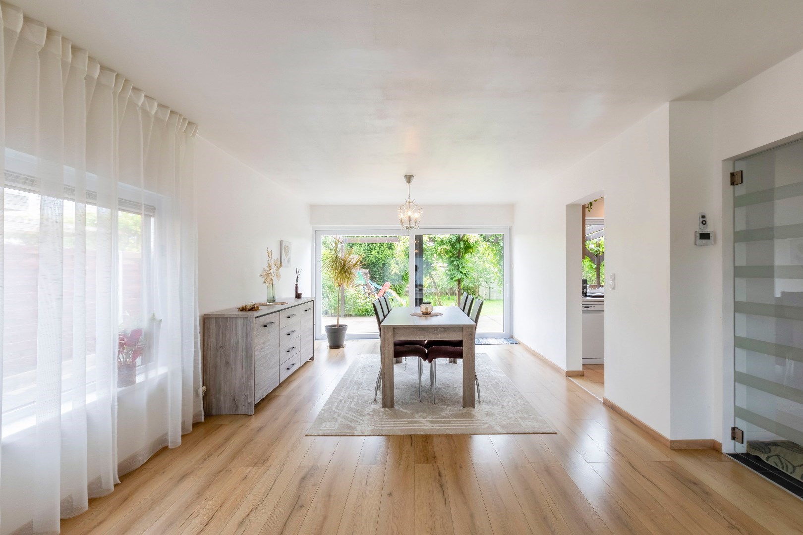 Gerenoveerde gezinswoning met 4 slpks en aangename tuin 