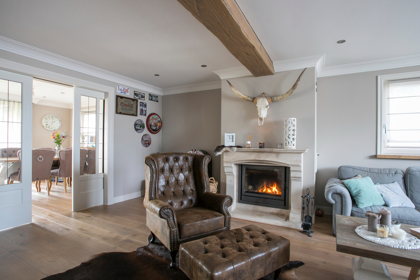 Vrijstaande, instapklare eengezinswoning met garage en carport afgewerkt in landelijke stijl. 