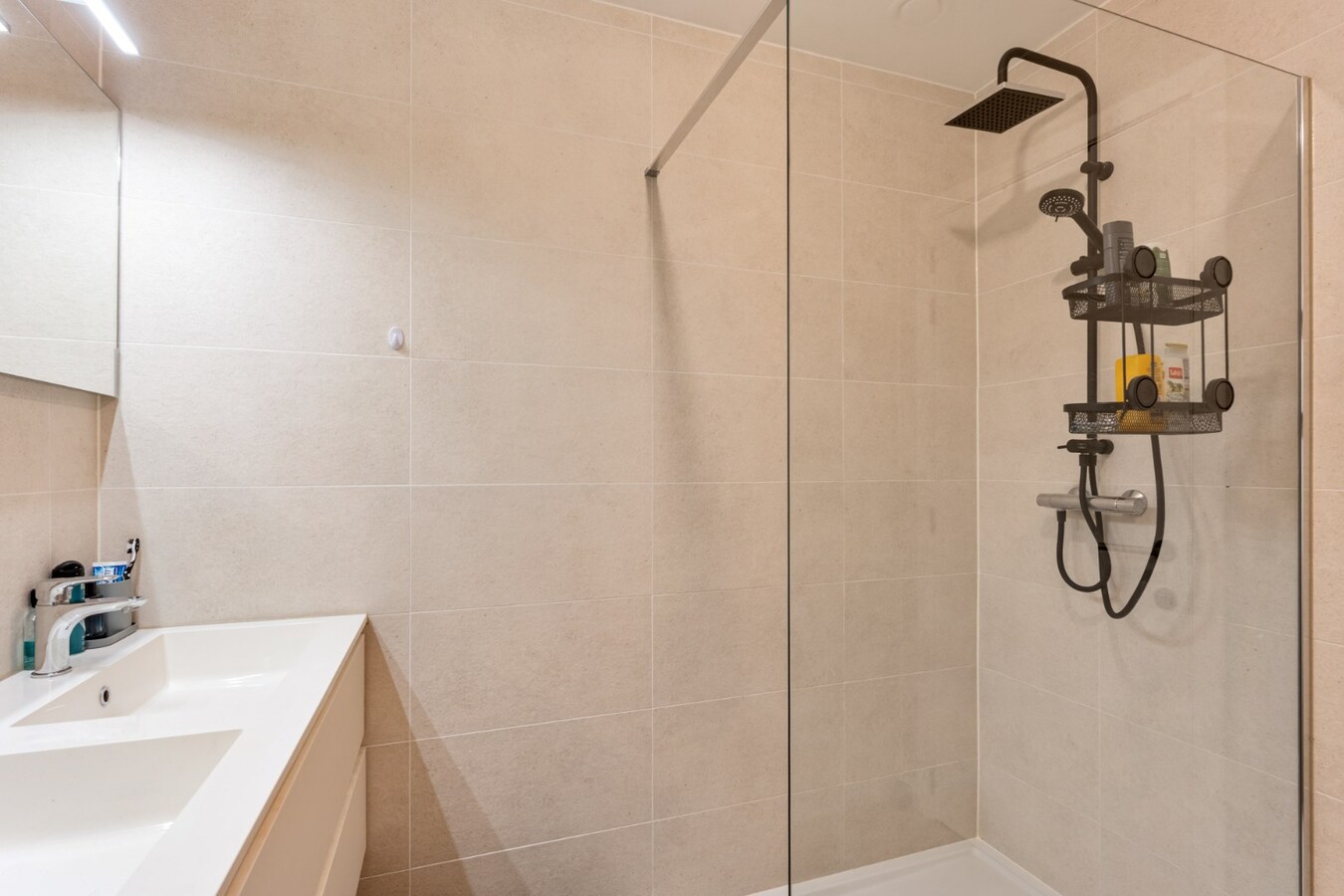 Recent, gelijkvloers appartement in een stijlvolle residentie mét ondergrondse parkeerplaats en kelderberging! 